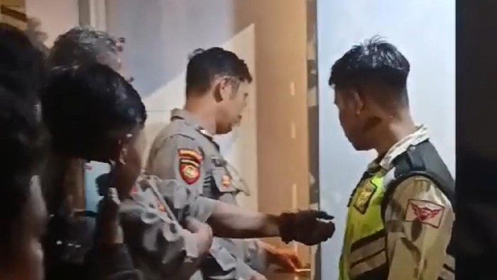 Maling motor di Gresik babak belur dihajar massa