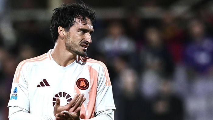 FLORENCE, ITALY - OCTOBER 27: Mats Hummels of Roma lo during the Serie A match between Fiorentina and Roma at Stadio Artemio Franchi on October 27, 2024 in Florence, Italy. (Photo by Image Photo Agency/Getty Images)