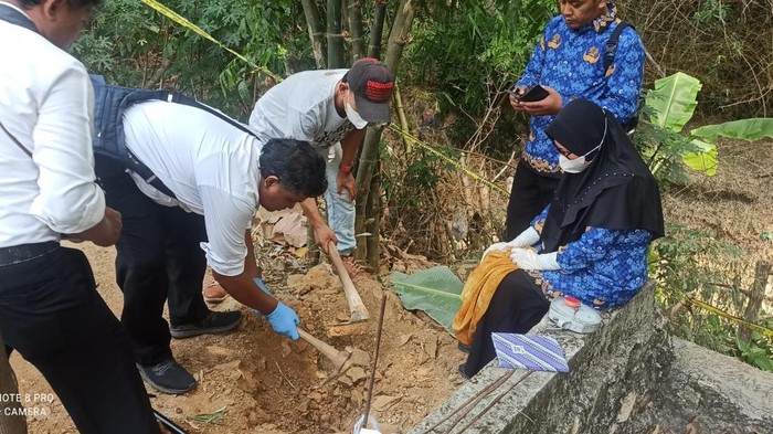 Tim INAFIS Polres Klaten dan Puskesmas memeriksa lokasi temuan mayat bayi di Kalikebo, Klaten, Senin (28/10/2024).