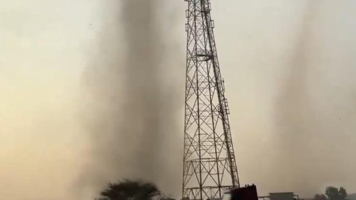 Media sosial di Uni Emirat Arab (UEA) dihebohkan dengan viralnya video video aneh yang menampakkan sesuatu seperti setan debu raksasa yang berputar-putar di sepanjang jalan di Ras Al Khaimah, kota terpadat keenam di UEA.