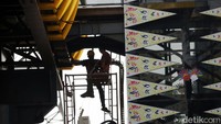 Para pekerja pun sibuk menyelesaikan proyek ini.  