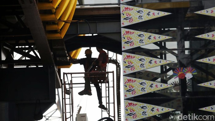 Para pekerja terus menyelesaikan JPO Jalan Dewi Sartika, Jakarta Timur. JPO ini ditargetkan selesai pada November 2024.