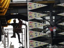 Melihat Pekerja Sibuk Selesaikan Proyek JPO Dewi Sartika