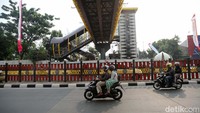 JPO ini menghubungkan Pusat Grosir Cililitan dan Jalan Raya Condet.  