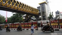 Saat ini, pejalan kaki yang hendak menyeberang jalan dapat menggunakan zebra cross.  