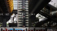 Pembangunan Jembatan Penyebrangan Orang (JPO) Jalan Dewi Sartika, Jakarta Timur, terus dirampungkan, Senin (28/10/2024).  