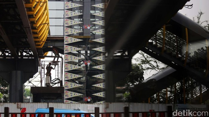 Para pekerja terus menyelesaikan JPO Jalan Dewi Sartika, Jakarta Timur. JPO ini ditargetkan selesai pada November 2024.