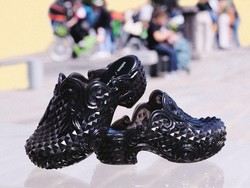 Kolaborasi Melissa & Y/Project, Hadirkan Sepatu Clog dengan Sentuhan Victorian