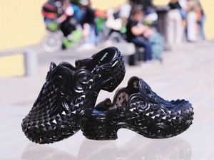 Kolaborasi Melissa & Y/Project, Hadirkan Sepatu Clog dengan Sentuhan Victorian