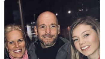 Ini adalah istri dan anak Ten Hag yang menawan. Sebelum kalian minta dia dipecat pikirkanlah keluarganya. Bagaimana nanti Ten Hag mencari nafkah untuk mereka? Foto: X.com