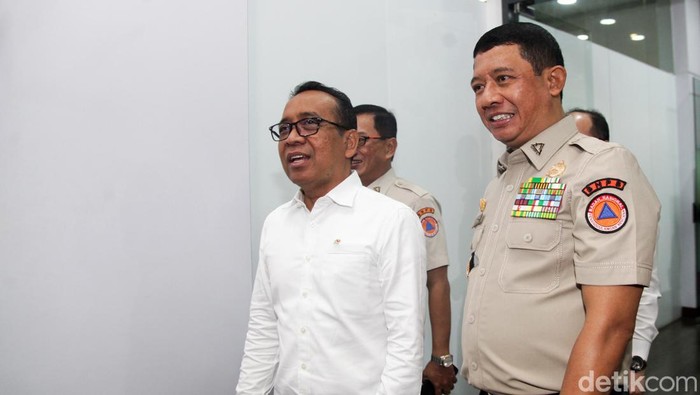 Menko Pembangunan Manusia dan Kebudayaan (PMK) Pratikno bertemu Kepala BNPB Letjen Suharyanto. Pratikno turut membahas mitigasi bencana dengan BNPB.