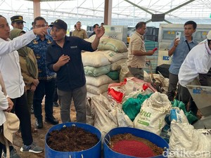 Menhut Raja Juli Sambangi Pusat Persemaian Rumpin, Serahkan Bibit ke Petani