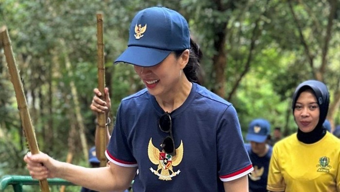 Menteri Pariwisata Widiyanti Putri Wardhana saat hiking di lembah Tidar, Magelang, Jateng.