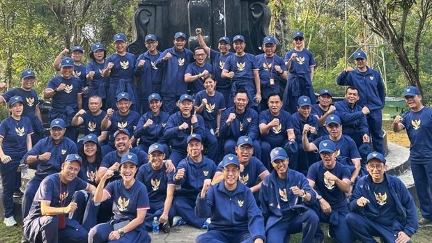 Menteri Pariwisata Widiyanti Putri Wardhana saat hiking di lembah Tidar, Magelang, Jateng.