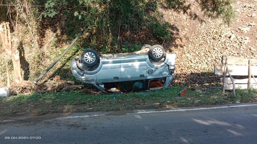 Minibus Suzuki APV dalam kondisi terbalik seusai menabrak pohon dan tiang di Jalan Trans Flores, tepatnya di jalan menuju Wae Ngguar Ceko Ndeko,Desa Kempo, Kecamatan Mbeliling, Manggarai Barat, NTT, Senin (28/10/2024). (Istimewa)