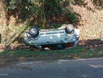 Mobil Terbalik gegara Tabrak Pohon-Tiang Seusai Antar Jenazah