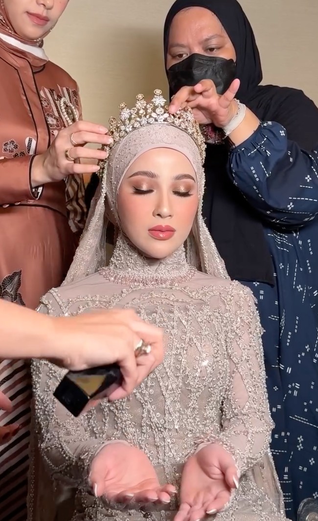 Dengan riasan glam look dan lipstik merah muda, Miskah tampil mempesona. Ditambah eyeshadow coklat dan hasil glowy makeup, Miskah menjelma bak seorang putri. Foto: Instagram/@marlenehariman