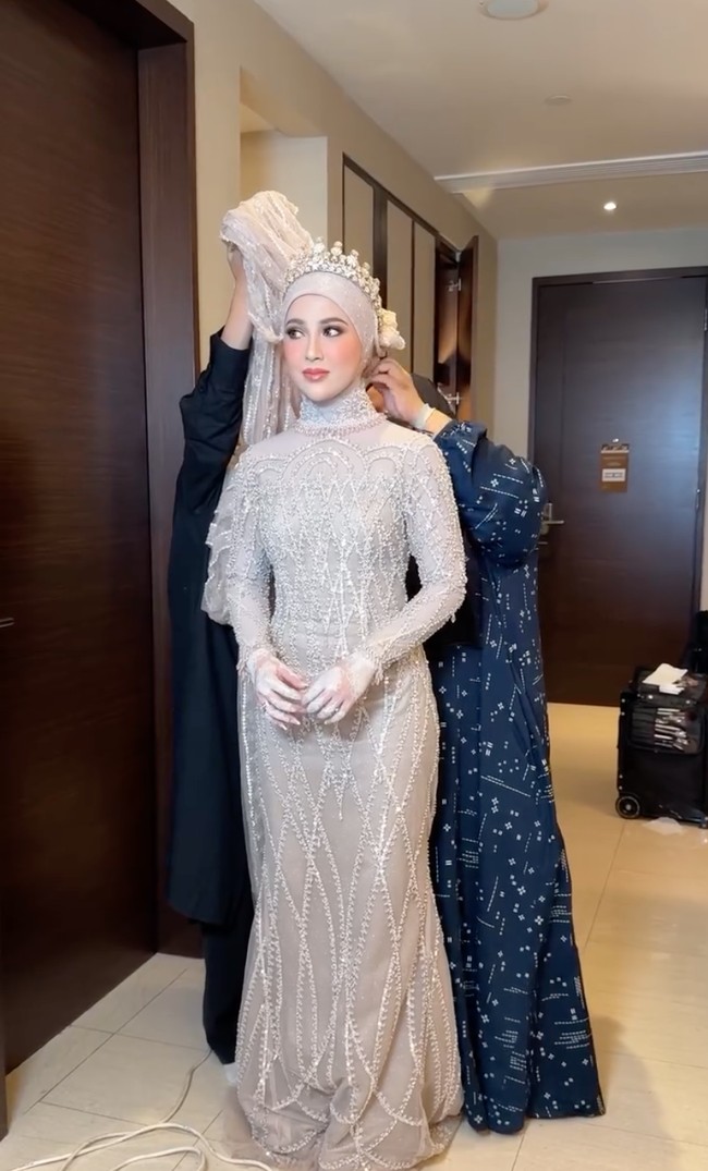 Miskah tampil anggun menawan dalam balutan gaun coklat dari Khanaan. Gaun tersebut tampak elegan dengan full payet di semua sisinya.  Foto: Instagram/@marlenehariman