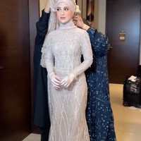 Miskah tampil anggun menawan dalam balutan gaun coklat dari Khanaan. Gaun tersebut tampak elegan dengan full payet di semua sisinya.  Foto: Instagram/@marlenehariman