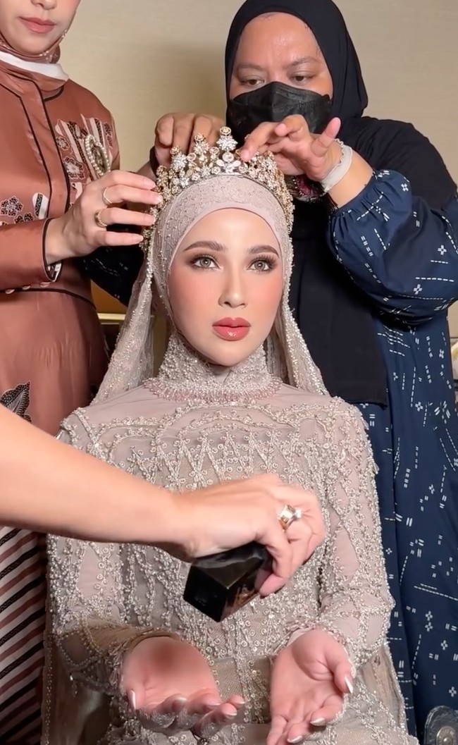 Wanita keturunan Arab itu sebelumnya sempat jadi perbincangan karena masuk dalam konten video kocak Fadil Jaidi. Di video tersebut Fadil seperti sedang melakukan ospek pada Miskah sebagai anggota keluarga baru. Miskah bahkan dikerjai Fadil, sampai dimasukkan ke kandang burung di rumahnya. Foto: Instagram/@marlenehariman