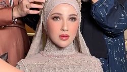 7 Potret Cantiknya Kakak Ipar Fadil Jaidi 7 Potret Cantiknya Kakak Ipar Fadil Jaidi