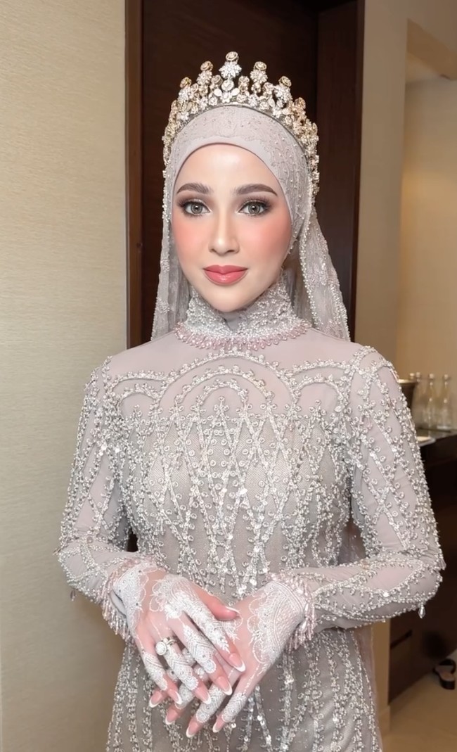 Ditambah dengan lensa kontak berwarna abu-abu dan mahkota di kepalanya, penampilan Miskah banjir pujian netizen. Secantik miska dikurungin dikandang ocong, komentar salah seorang netizen. Mentereeeeng, hrsnya pas kmrn pake ce marlene jg. Emang aslinya cantik yesss. Makin superrrr, komentar lainnya. Foto: Instagram/@marlenehariman