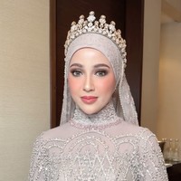 Ditambah dengan lensa kontak berwarna abu-abu dan mahkota di kepalanya, penampilan Miskah banjir pujian netizen. Secantik miska dikurungin dikandang ocong, komentar salah seorang netizen. Mentereeeeng, hrsnya pas kmrn pake ce marlene jg. Emang aslinya cantik yesss. Makin superrrr, komentar lainnya. Foto: Instagram/@marlenehariman