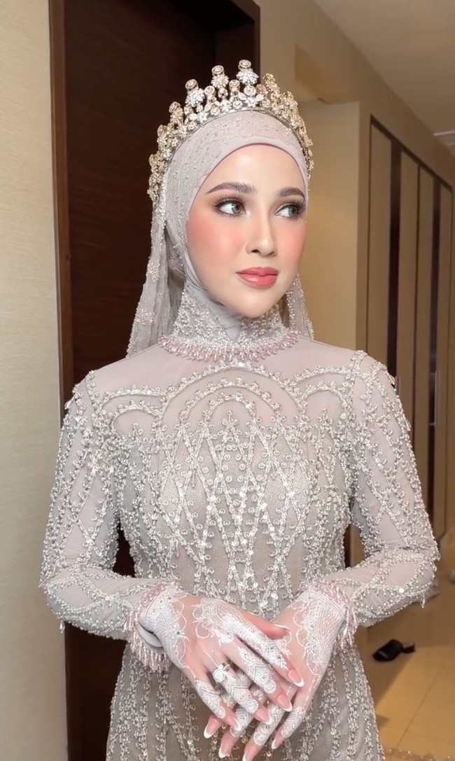 Penampilan Miskah itu diketahui untuk acara ngunduh mantu dirinya dan Yislam. Miskah dan Yislam sendiri sebelumnya telah resmi menjadi pasangan suami-istri pada Sabtu (19/10/24). Foto: Instagram/@marlenehariman