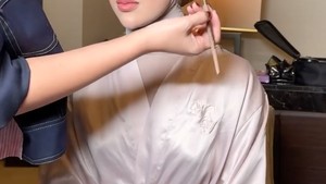 Miskah Shafa saat dirial oleh MUA Marlene Hariman sebelum acara resepsi pernikahannya digelar pada akhir pekan lalu. Foto: Instagram/@marlenehariman