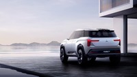 Pada bagian samping, DST Concept juga tampak mirip dengan XForce. Konsep mobil ini hadir dengan garis bahu yang lebar. Ditambah ada kaca bagian belakang yang diperpanjang, menunjukkan bahwa mobil ini memiliki interior tiga baris kursi.  Foto: Dok. Mitsubishi