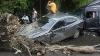 Mobil itu juga sempat terseret longsor.