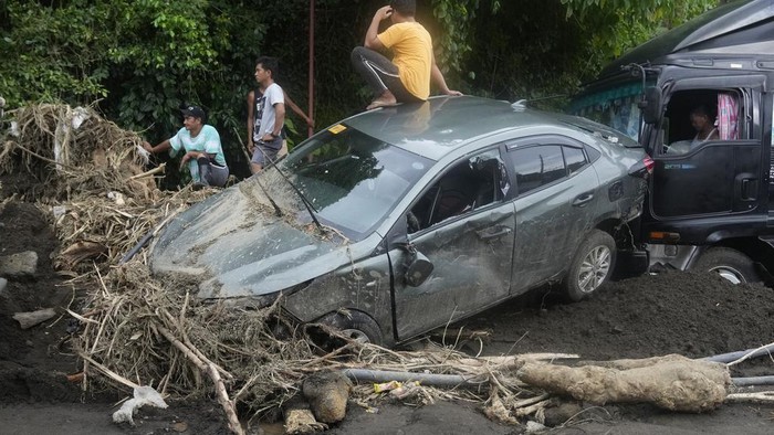 Badai Trami memicu tanah longsor di Filipina. Selain menerjang rumah, longsor juga menghantam kendaraan seperti mobil dan truk.