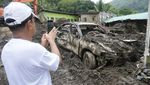 Mobil dan Truk Rusak Diterjang Longsor di Filipina