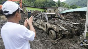 Mobil dan Truk Rusak Diterjang Longsor di Filipina