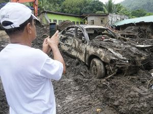 Mobil dan Truk Rusak Diterjang Longsor di Filipina