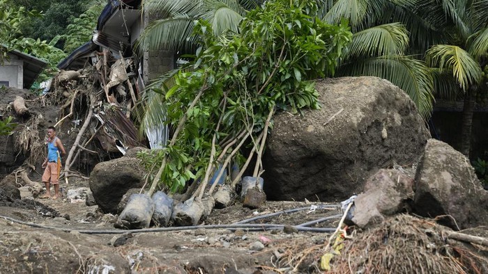 Badai Trami memicu tanah longsor di Filipina. Selain menerjang rumah, longsor juga menghantam kendaraan seperti mobil dan truk.