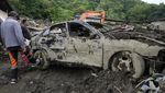 Mobil dan Truk Rusak Diterjang Longsor di Filipina