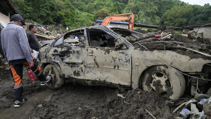Mobil dan Truk Rusak Diterjang Longsor di Filipina Badai Trami memicu tanah longsor di Filipina. Selain menerjang rumah, longsor juga menghantam kendaraan seperti mobil dan truk.