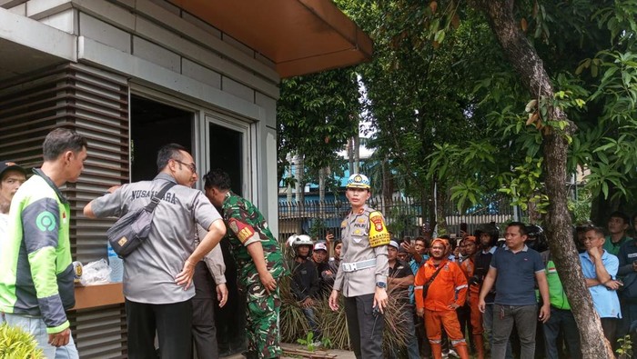 Momen polisi menyelamatkan bocah yang disandera pria bersenjata tajam di Pospol Pejaten, Jaksel.