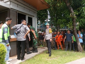 Video: Detik-detik Petugas Selamatkan Bocah yang Disandera di Pospol Pejaten