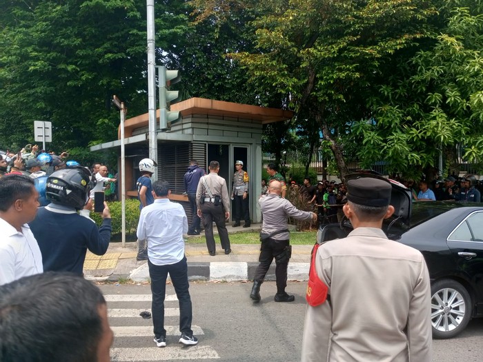 Momen polisi menyelamatkan bocah yang disandera pria bersenjata tajam di Pospol Pejaten, Jaksel.