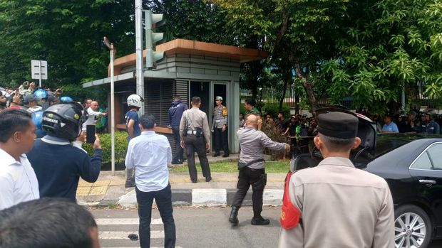 Momen polisi menyelamatkan bocah yang disandera pria bersenjata tajam di Pospol Pejaten, Jaksel.