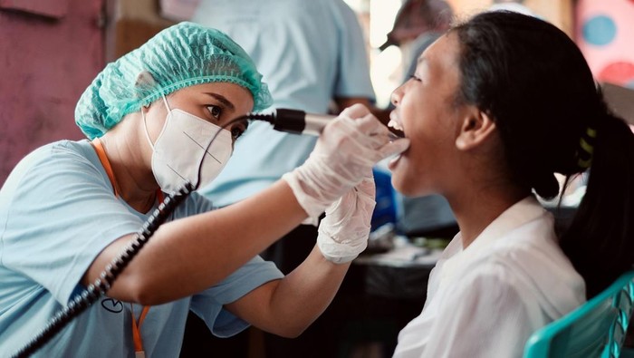 Yayasan Kembara Nusa kembali memberikan pelayanan kesehatan gigi dan mulut gratis bagi masyarakat Sumba untuk menjembatani kesenjangan tenaga medis di Indonesia Timur. Acara bakti sosial ini diikuti oleh 35 dokter gigi & dokter gigi spesialis, 2 dokter umum, dan 20 relawan non medis.