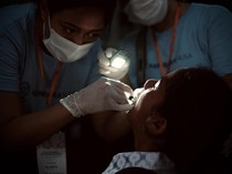 Momen Warga Sumba Diperiksa Gigi Gratis