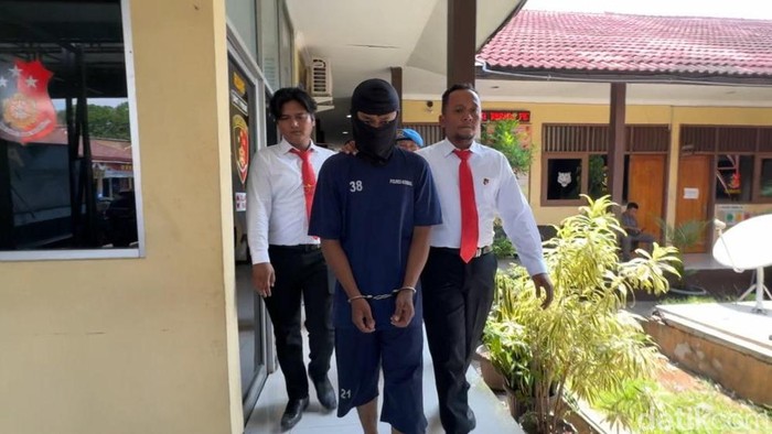 Naufal Dzul Faqar (21) asal Magelang, tersangka pembunuh santriwati Kendal, saat digelandang anggota Polres Kendal, Senin (28/10/2024).
