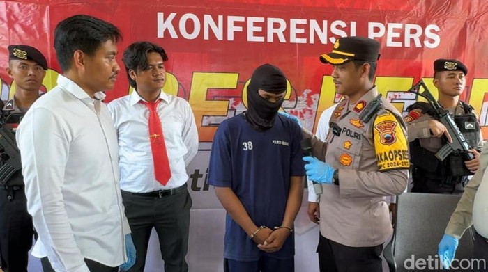 Naufal saat dihadirkan dalam jumpa pers di Mapolres Kendal, Senin (28/10/2024).