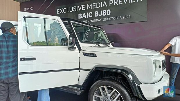 Pabrikan asal China semakin ambisius untuk memasuki pasar otomotif RI. Terbaru, BAIC (Beijing Automotive Group) baru merilis sebuah SUV pesaing mobil mewah Mercedes Benz G-Class dengan harga 5-6x lipat lebih murah. (CNBC Indonesia/Ferry Sandi)