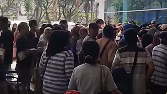 Pasien dan keluarga pasien membeludak di RSUP Wahidin Sudirohusodo Makassar.