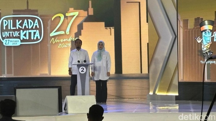 Paslon nomor urut 2, Andi Sudirman Sulaiman dan Fatmawati Rusdi saat debat Pilgub Sulsel.