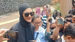 Senyum Paula Verhoeven, Tampil Serba Hitam di Pengadilan